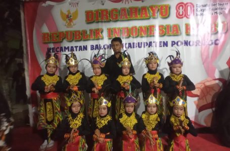 Siswa-siswi MIM Sainsqu Saat Menampilkan Tarian Wonderland Indonesia di  HUT RI Balong, Ahad (18/8/25).