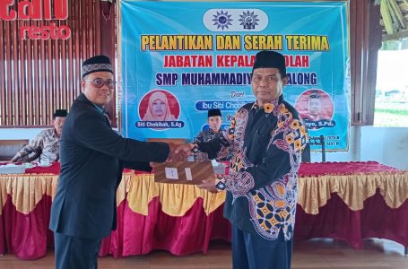 Momen Sutoyo S.Pd. (kanan) Saat Melakukan Serah Terima Jabatan Kepala SMPM 4 Balong, Kamis (28/8/25).