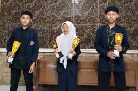 Tiga Siswa MTsM 7 Bungkal Saat Menunjukkan Trofi Penghargaan di Ajang HUT RI ke-80 Kecamatan Bungkal.