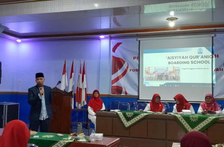 Direktur AQBS, Rifki Ikhsanu Najib Saat Memberi Sosialisasi tentang Program AQBS di Forum PCA se-Ponorogo, Ahad (31/8/25)