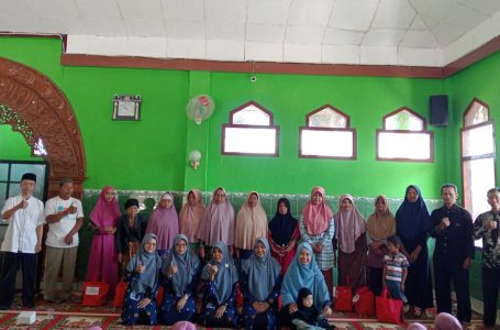 Dokumentasi Guru MIM 14 Prestisius bersama  Warga dan Pengurus Masjid Al-Hudaa Somoroto, Kamis (4/9/25).